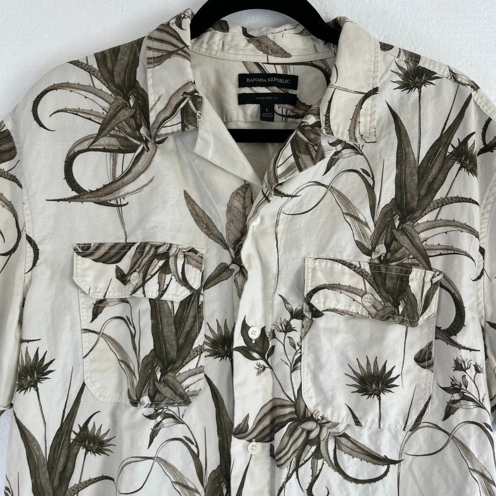 Banana Republic Short Sleeve‎ Button Up Shirt Mens L Beige Green Botanical Print